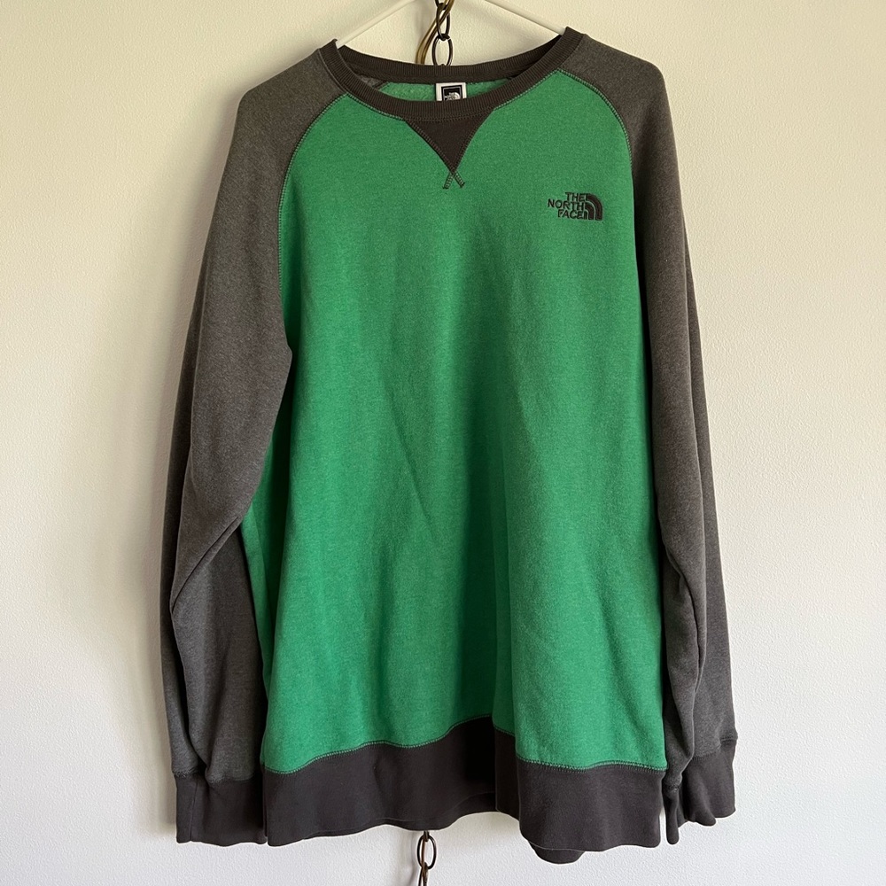 Green NORTH FACE sweater w grey arms. Size XL.